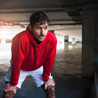 deportista de rojo