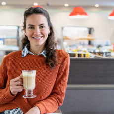 chica tomando cafe